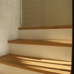 Vapaa-ajan asunto, saarikohde. Tammiportaat, takorauta kaiteet.