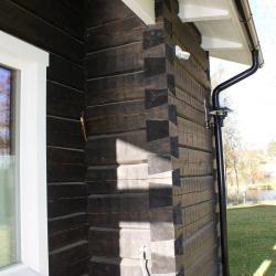 Käsinveistetty hirsirakennus. Piilutettu, hirsisauna saaressa.