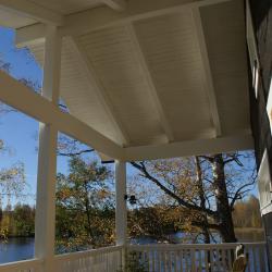 Käsinveistetty hirsirakennus. Piilutettu, hirsisauna saaressa.