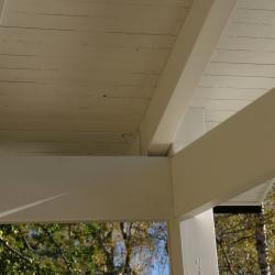 Käsinveistetty hirsirakennus. Piilutettu, hirsisauna saaressa.