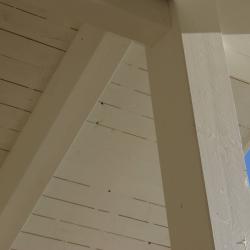 Käsinveistetty hirsirakennus. Piilutettu, hirsisauna saaressa.