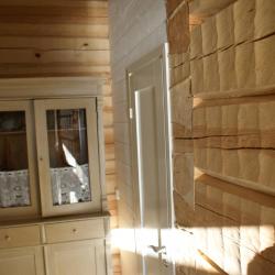 Käsinveistetty hirsi, piilutettu, hirsisauna saaressa