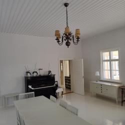 Vanhan hirsitalon remontti, Orivesi. Lankkulattia, paperitapetti, perinnerakentaminen. Pirkanmaa